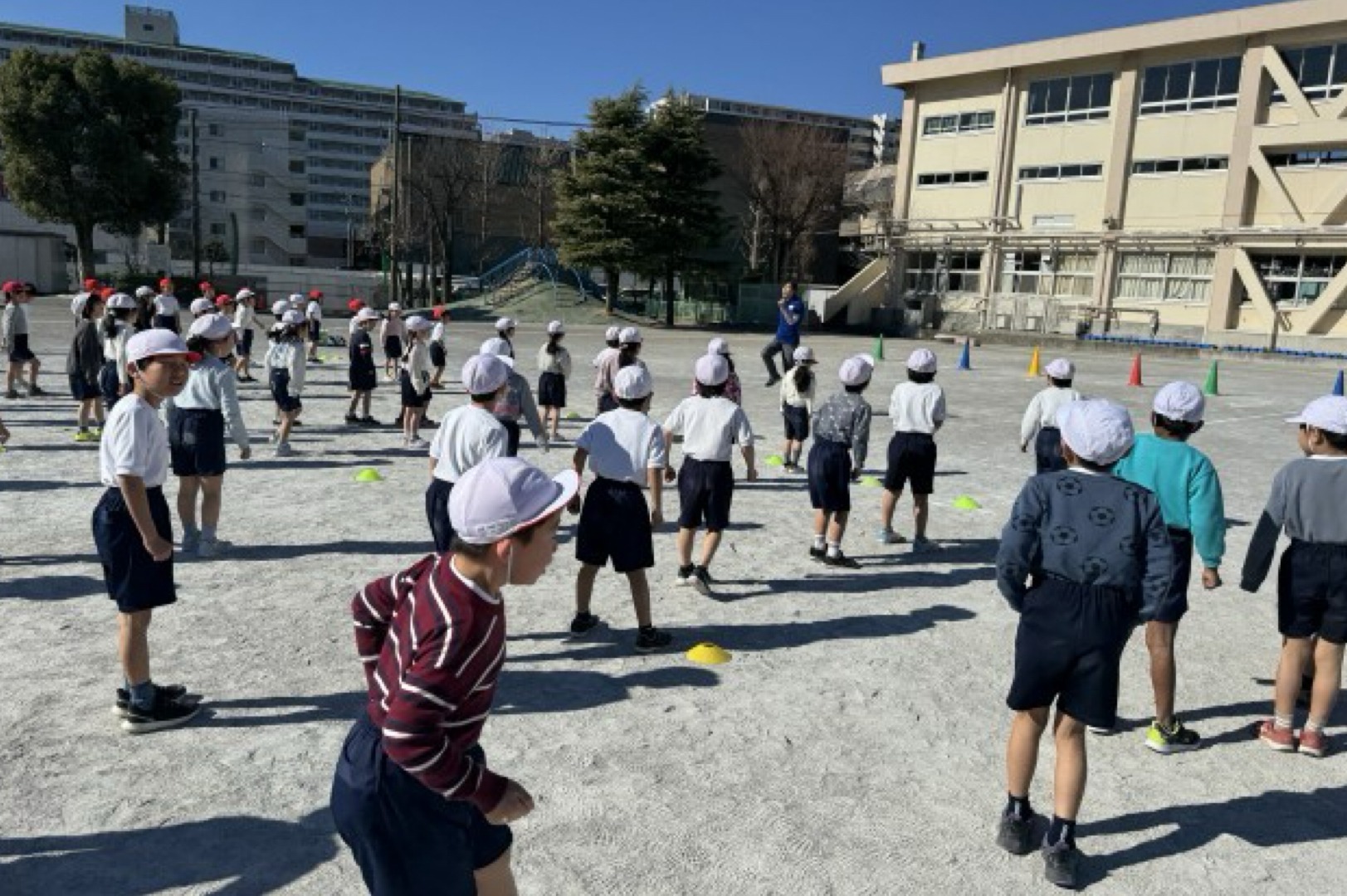 【校則の誤解】「冬でも半ズボン」は合理的か。子供の健康を守るために保護者が知るべきこと|府中市の教育複合施設CloverHill 50