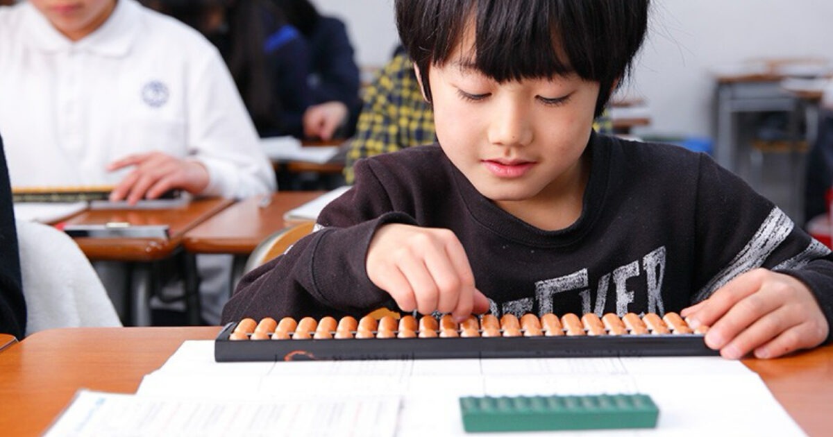 phonto 【公式】教育複合施設CloverHill府中 | 総合教育型民間学童保育・認可外保育・多彩な習い事|そろばんは何歳から始めるのがベスト?小1入学時が「黄金期」と言われるワケ|Clover Hill府中の子供向け人気カルチャーキッズそろばん教室