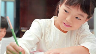 【公式】教育複合施設CloverHill府中 | 総合教育型民間学童保育・認可外保育・多彩な習い事 | 学校の宿題だけで大丈夫？小1で「美しい字」と「漢字力」を両立させるために知っておきたいこと｜府中市の美文字キッズ人気のえんぴつの持ち方書き方硬筆・漢検教室