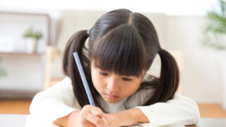 【公式】教育複合施設CloverHill府中 | 総合教育型民間学童保育・認可外保育・多彩な習い事 | 新1年生の「わかった！」を自信に変える。全国統一小学生テストが早期受験を推奨される訳