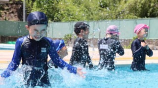 【公式】教育複合施設CloverHill府中 | 総合教育型民間学童保育・認可外保育・多彩な習い事 | 【2026年度版】府中第二小学校の水泳学習準備ガイド｜水泳帽の色・持ち物・注意点を完全まとめ