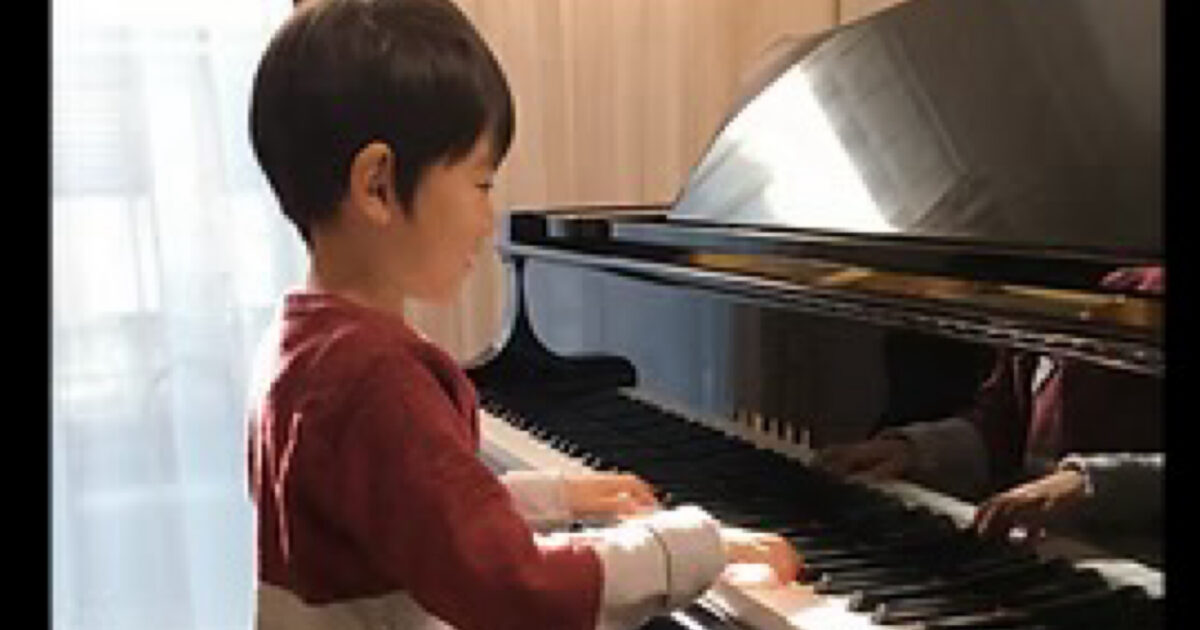 【公式】教育複合施設CloverHill府中 | 総合教育型民間学童保育・認可外保育・多彩な習い事 | ピアノで育つ「やり抜く力」。1曲を弾き終えた達成感が、学校の勉強にも動じない集中力をつくる理由