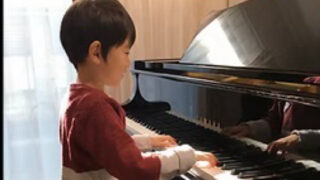 【公式】教育複合施設CloverHill府中 | 総合教育型民間学童保育・認可外保育・多彩な習い事 | ピアノで育つ「やり抜く力」。1曲を弾き終えた達成感が、学校の勉強にも動じない集中力をつくる理由